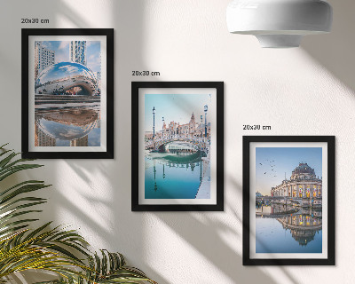 Conjunto de 3 quadros decorativos A arquitetura da cidade refletida na água.