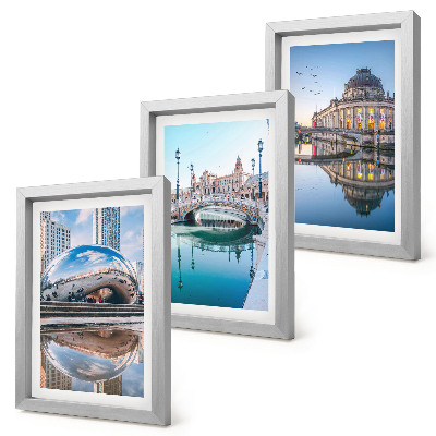 Conjunto de 3 quadros decorativos A arquitetura da cidade refletida na água.