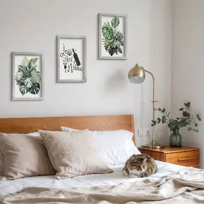Conjunto de 3 quadros decorativos com estampas de folhas verdes e inscrição sobre vinho