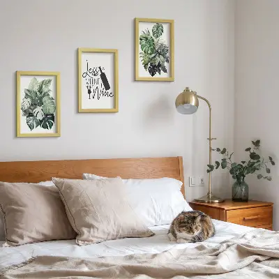 Conjunto de 3 quadros decorativos com estampas de folhas verdes e inscrição sobre vinho
