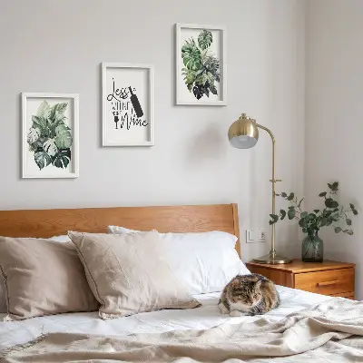 Conjunto de 3 quadros decorativos com estampas de folhas verdes e inscrição sobre vinho