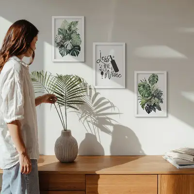 Conjunto de 3 quadros decorativos com estampas de folhas verdes e inscrição sobre vinho