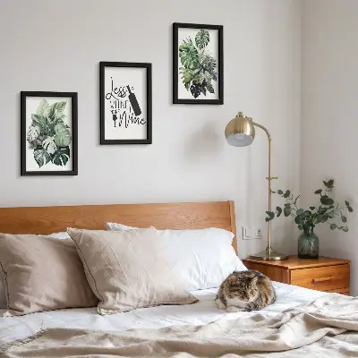 Conjunto de 3 quadros decorativos com estampas de folhas verdes e inscrição sobre vinho