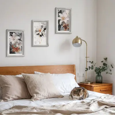 Conjunto de 3 quadros decorativos com estampas de flores sobre fundo de mármore em tons de branco e preto