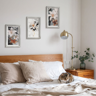 Conjunto de 3 quadros decorativos Flores sobre fundo de mármore em tons de branco e preto.
