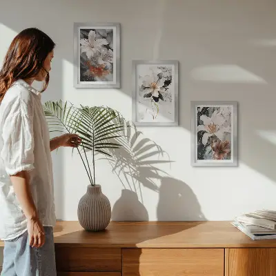 Conjunto de 3 quadros decorativos com estampas de flores sobre fundo de mármore em tons de branco e preto