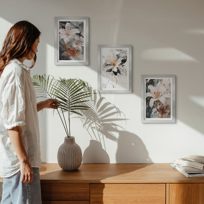 Conjunto de 3 quadros decorativos Flores sobre fundo de mármore em tons de branco e preto.