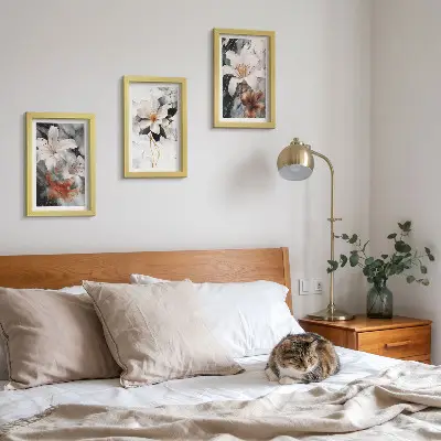 Conjunto de 3 quadros decorativos com estampas de flores sobre fundo de mármore em tons de branco e preto