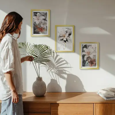 Conjunto de 3 quadros decorativos com estampas de flores sobre fundo de mármore em tons de branco e preto