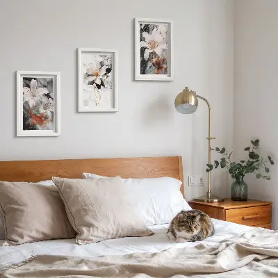 Conjunto de 3 quadros decorativos com estampas de flores sobre fundo de mármore em tons de branco e preto