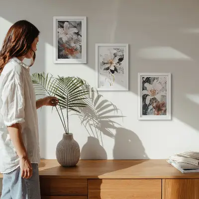 Conjunto de 3 quadros decorativos com estampas de flores sobre fundo de mármore em tons de branco e preto