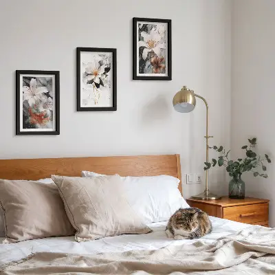 Conjunto de 3 quadros decorativos com estampas de flores sobre fundo de mármore em tons de branco e preto