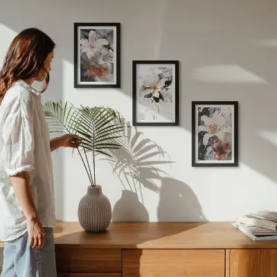 Conjunto de 3 quadros decorativos com estampas de flores sobre fundo de mármore em tons de branco e preto