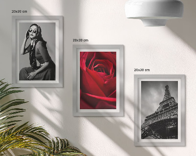 Conjunto de molduras com imagens Mulher parisiense com óculos cor-de-rosa e a Torre Eiffel.
