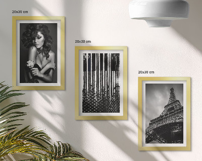 Tríptico com moldura Retrato de uma mulher com uma rosa, a Torre Eiffel e um padrão de piano