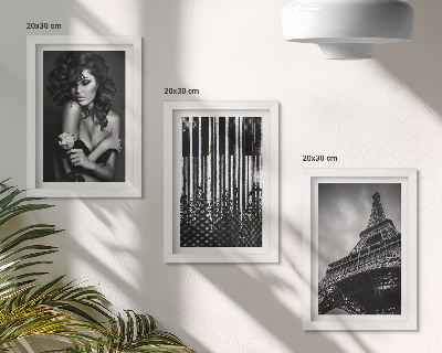 Tríptico com moldura Retrato de uma mulher com uma rosa, a Torre Eiffel e um padrão de piano