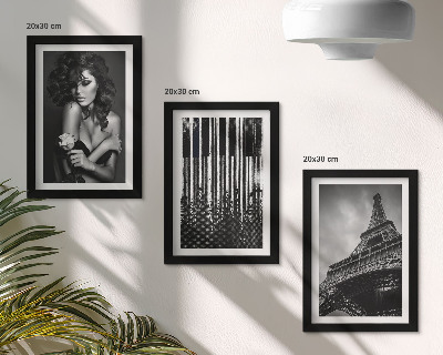 Tríptico com moldura Retrato de uma mulher com uma rosa, a Torre Eiffel e um padrão de piano