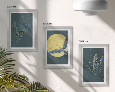 Conjunto de 3 quadros decorativos Garças em voo contra o pano de fundo da lua e das estrelas.