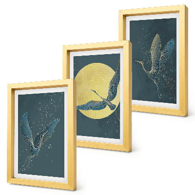 Conjunto de 3 quadros decorativos Garças em voo contra o pano de fundo da lua e das estrelas.