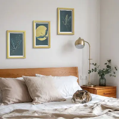 Conjunto de 3 quadros decorativos garças em voo com fundo de lua e estrelas