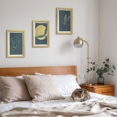 Conjunto de 3 quadros decorativos Garças em voo contra o pano de fundo da lua e das estrelas.