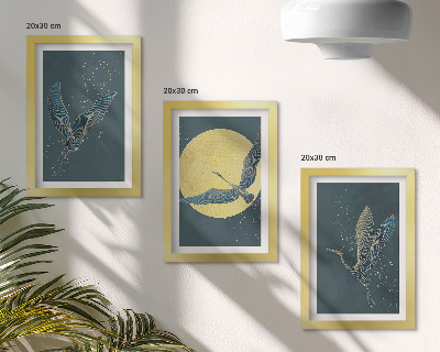 Conjunto de 3 quadros decorativos Garças em voo contra o pano de fundo da lua e das estrelas.