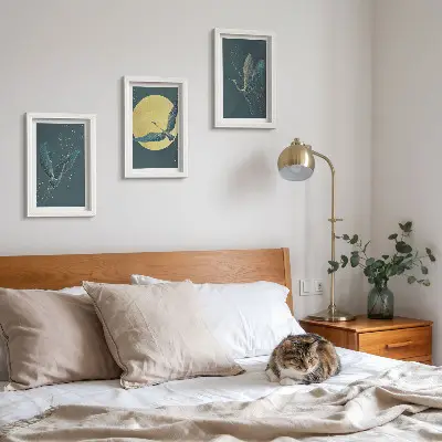 Conjunto de 3 quadros decorativos garças em voo com fundo de lua e estrelas