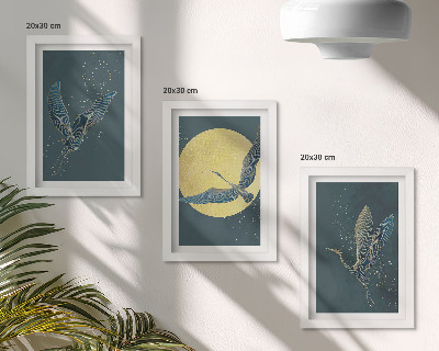 Conjunto de 3 quadros decorativos Garças em voo contra o pano de fundo da lua e das estrelas.