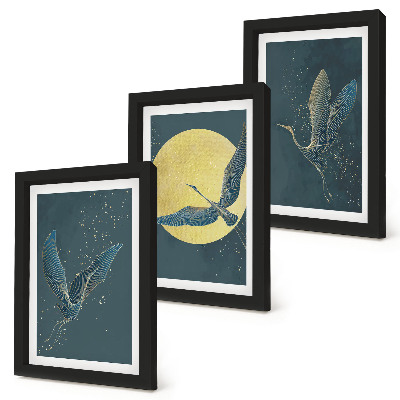 Conjunto de 3 quadros decorativos Garças em voo contra o pano de fundo da lua e das estrelas.