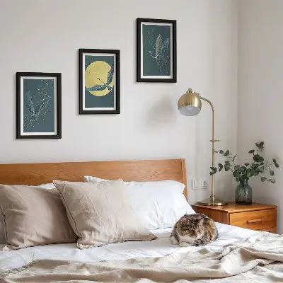 Conjunto de 3 quadros decorativos garças em voo com fundo de lua e estrelas