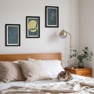 Conjunto de 3 quadros decorativos Garças em voo contra o pano de fundo da lua e das estrelas.