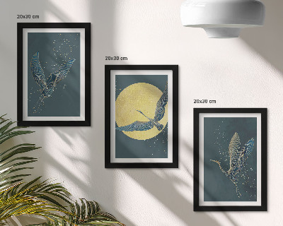 Conjunto de 3 quadros decorativos Garças em voo contra o pano de fundo da lua e das estrelas.