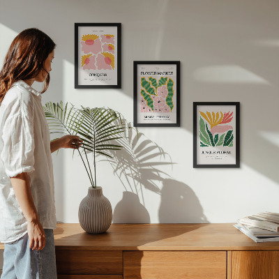Conjunto de molduras com imagens Pôsteres com flores e folhas em estilo moderno.