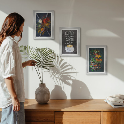 Tríptico com moldura Café com especiarias e uma xícara de ervas aromáticas.