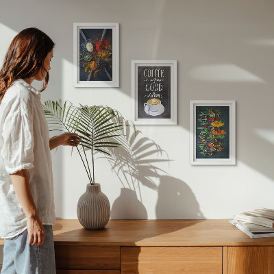 Tríptico com moldura Café com especiarias e uma xícara de ervas aromáticas.