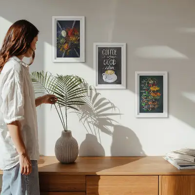 Tríptico com moldura café com especiarias e xícara de ervas aromáticas