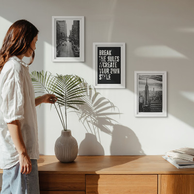 Conjunto de 3 quadros decorativos Ruas da cidade em preto e branco com uma inscrição inspiradora