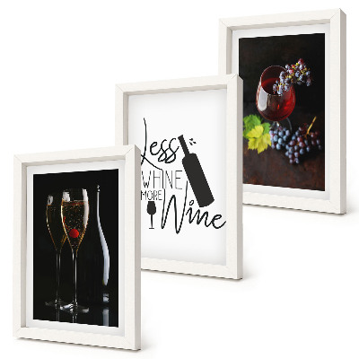 Conjunto de 3 quadros decorativos Taças de vinho com uvas e uma inscrição sobre vinho.