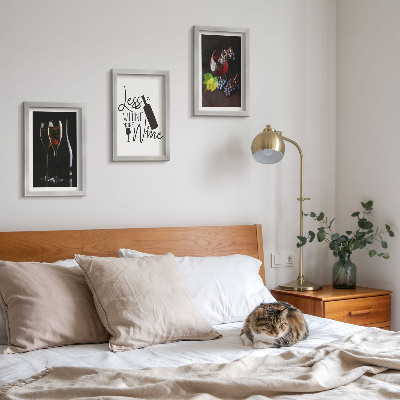 Conjunto de 3 quadros decorativos Taças de vinho com uvas e uma inscrição sobre vinho.