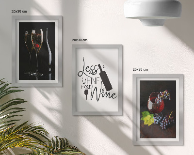 Conjunto de 3 quadros decorativos Taças de vinho com uvas e uma inscrição sobre vinho.