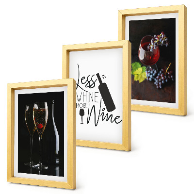 Conjunto de 3 quadros decorativos Taças de vinho com uvas e uma inscrição sobre vinho.