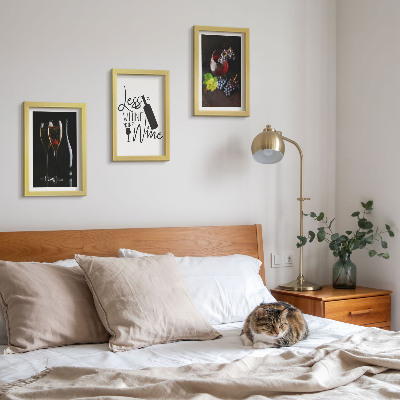 Conjunto de 3 quadros decorativos Taças de vinho com uvas e uma inscrição sobre vinho.