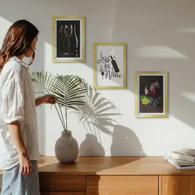 Conjunto de 3 quadros decorativos com estampa de taças de vinho, uvas e inscrição temática