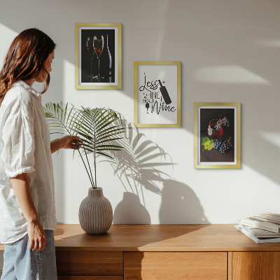 Conjunto de 3 quadros decorativos Taças de vinho com uvas e uma inscrição sobre vinho.
