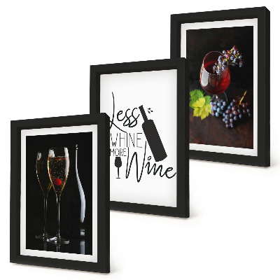 Conjunto de 3 quadros decorativos Taças de vinho com uvas e uma inscrição sobre vinho.
