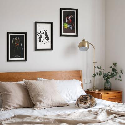 Conjunto de 3 quadros decorativos Taças de vinho com uvas e uma inscrição sobre vinho.