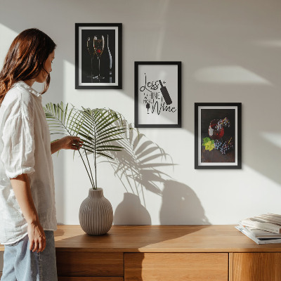 Conjunto de 3 quadros decorativos Taças de vinho com uvas e uma inscrição sobre vinho.