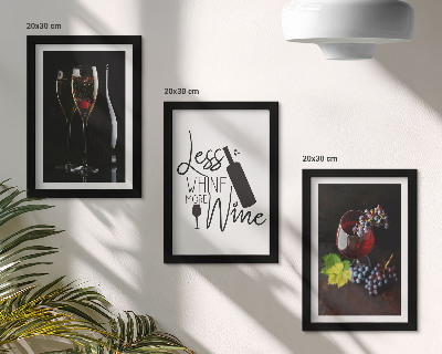 Conjunto de 3 quadros decorativos Taças de vinho com uvas e uma inscrição sobre vinho.