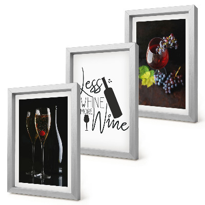 Conjunto de 3 quadros decorativos Taças de vinho com uvas e uma inscrição sobre vinho.