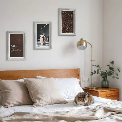 Conjunto de molduras com imagens de definição de bebida de chantilly com grãos de café